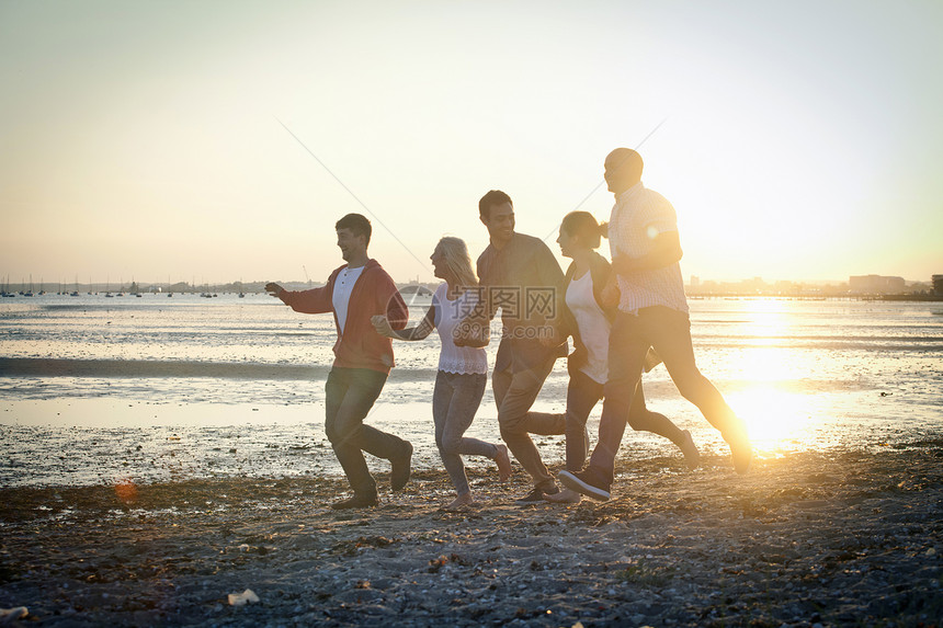 一群在海滩玩乐的朋友图片