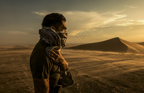 美国加利福尼亚州格拉米斯沙丘带着围巾的男人图片