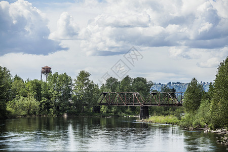 俄勒冈波特兰的水面钢桥图片