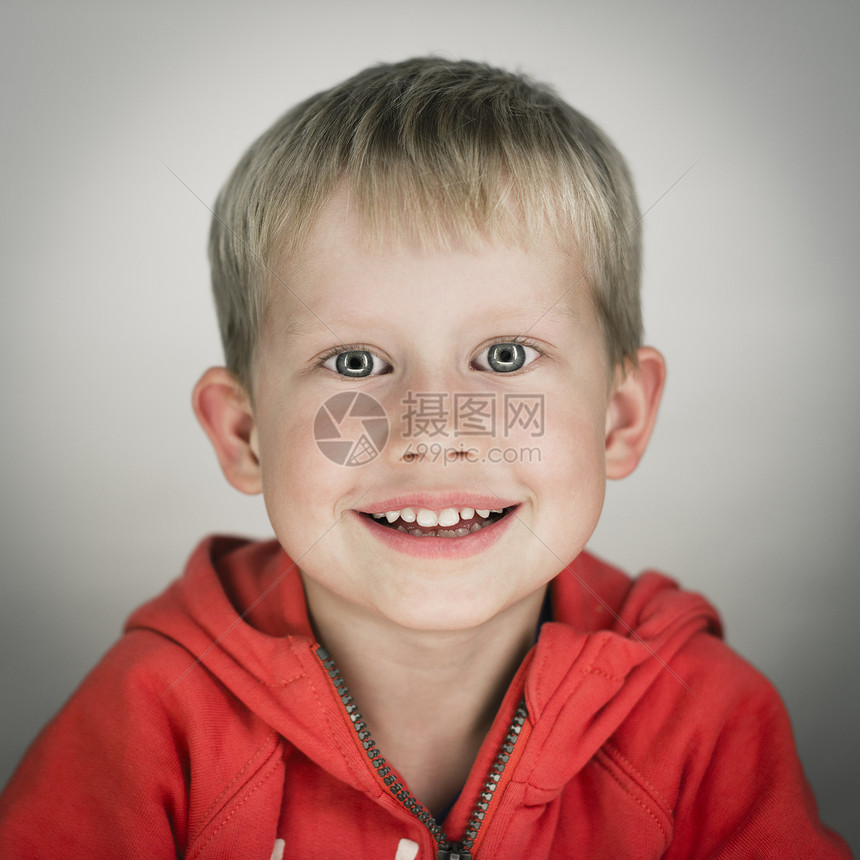 微笑的小男孩肖像图片