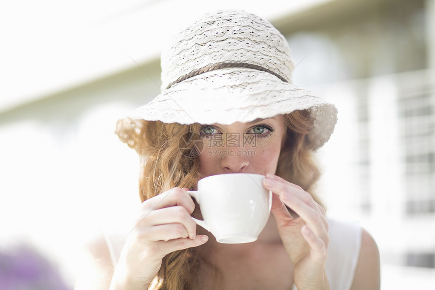 喝咖啡的年轻女人图片