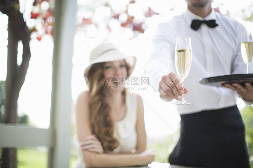 在花园餐厅喝香槟女人图片