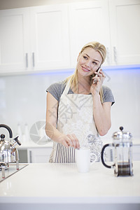 在厨房打电话的女子图片
