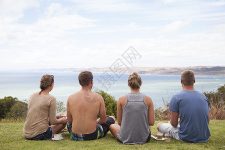 四个朋友坐远望海 图片