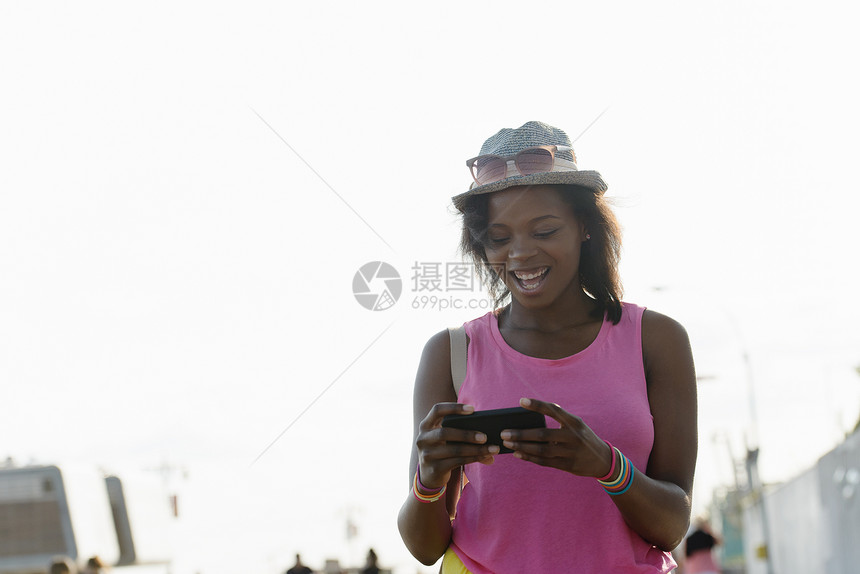 玩手机的年轻女人图片