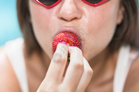 吃草莓的妇女图片