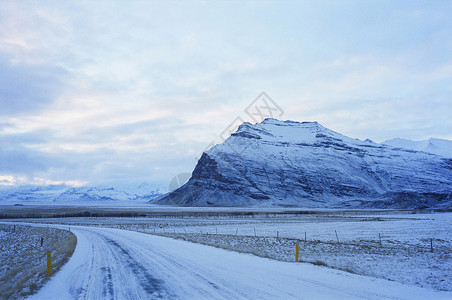 冰岛苏德赫兰边远农村公路被雪覆盖图片