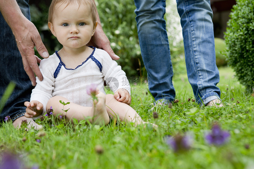 坐在草坪上的女婴肖像图片