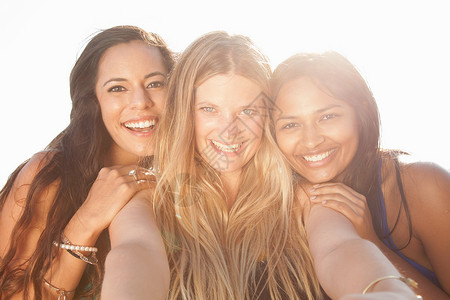 三个笑着的年轻女自拍图片