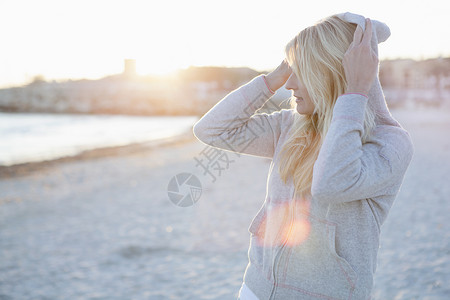站在海滩上晒太阳的女人图片