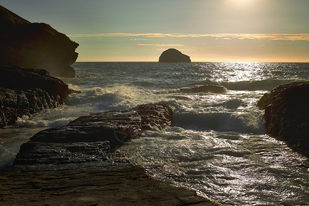 英国康沃尔特雷诺日出时的海边岩石悬崖图片