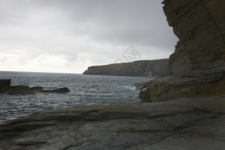 英国康沃尔特雷诺的海边岩石悬崖图片