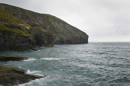 英国康沃尔特雷诺的海边岩石悬崖图片