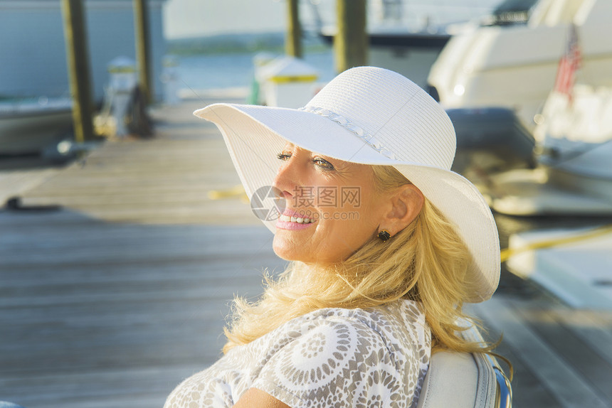 美国新泽西蒙茅斯海滩港口码头向远看的女人图片