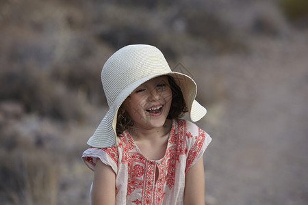 戴着太阳帽大笑的女孩图片