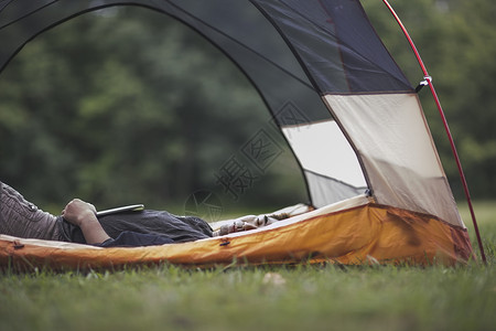 成年男子在帐篷里睡觉图片