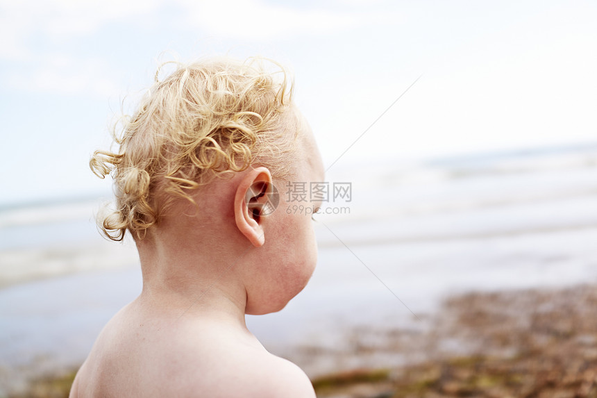 海岸边的小男孩图片