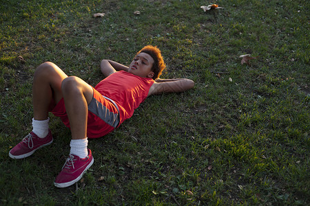 男孩悲伤着躺在草地上图片