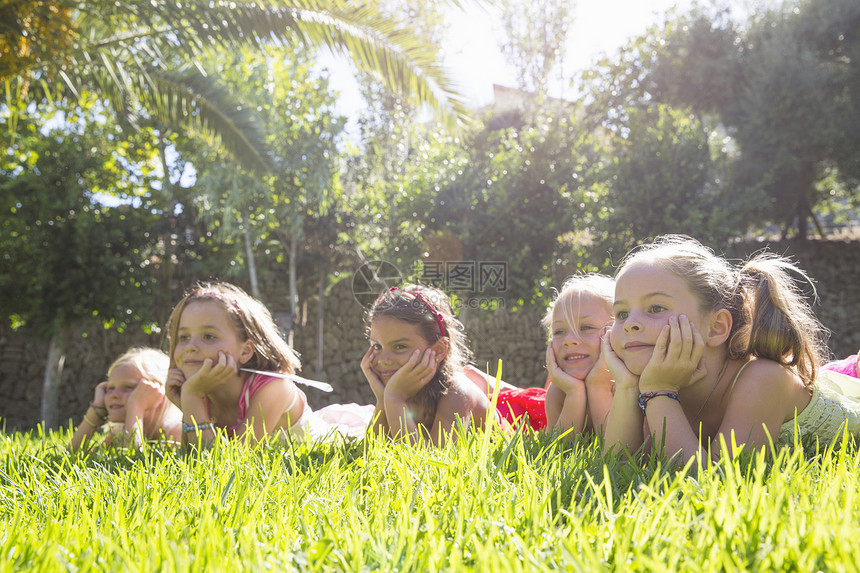 五个女孩坐在花园里排成一排图片