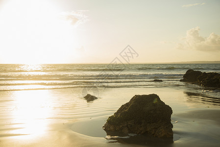 日出的海滩岩石高清图片