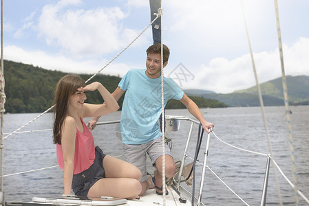 年轻夫妇在游艇夹板上欣赏风景图片