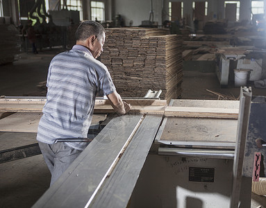 工厂里切割木板的木匠图片