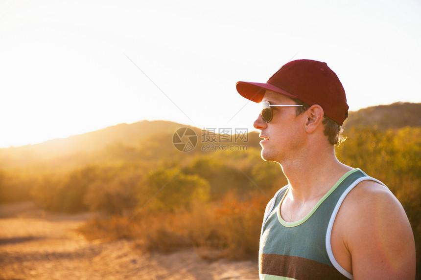 美国加利福尼亚州波韦市戴着太阳镜和棒球帽的男性图片