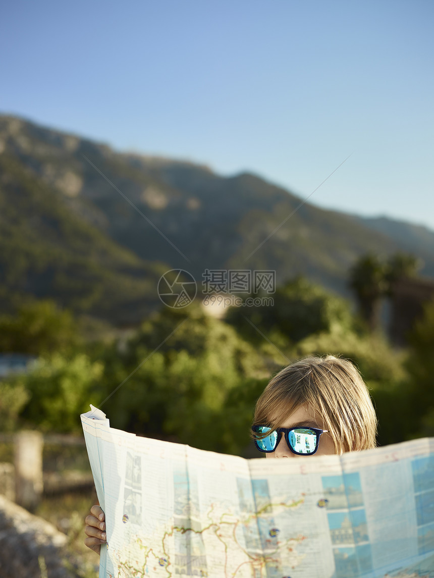 太阳眼镜中的男孩看着西班牙马杰卡图片