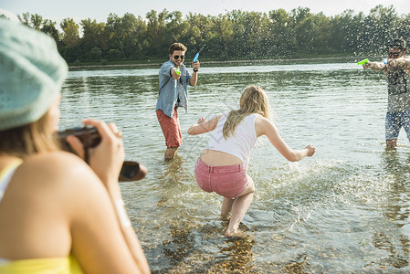 在湖中玩水的朋友高清图片