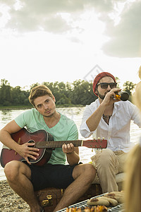 年轻人弹吉他背景图片