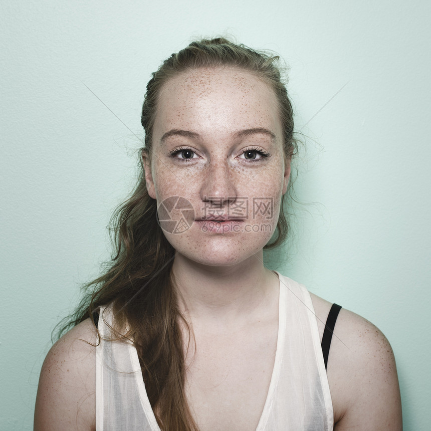 长雀斑的年轻女子肖像图片