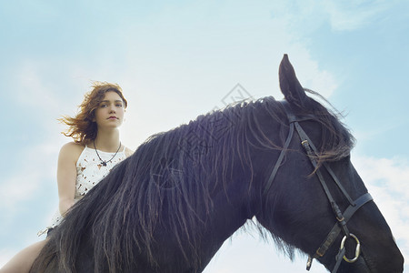 年轻女骑马的肖像图片
