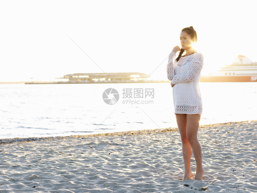 澳大利亚维多利亚州墨尔本港阳光明媚的海滩上的年轻女子图片