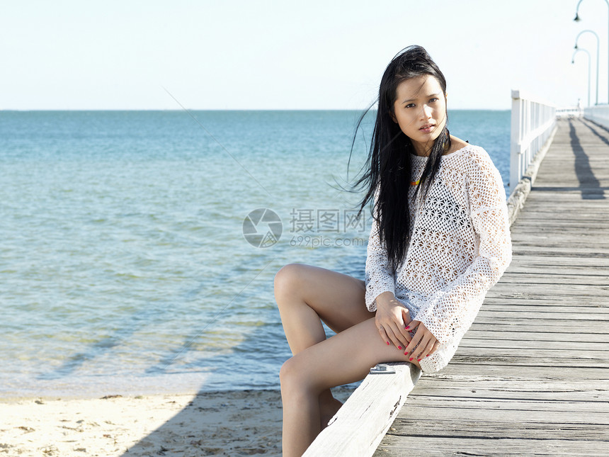 澳大利亚维多墨尔本港码头年轻妇女的肖像图片