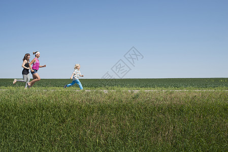 三人在田间奔跑图片