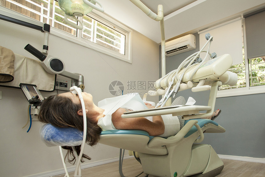 女病人在手术中等待牙医图片