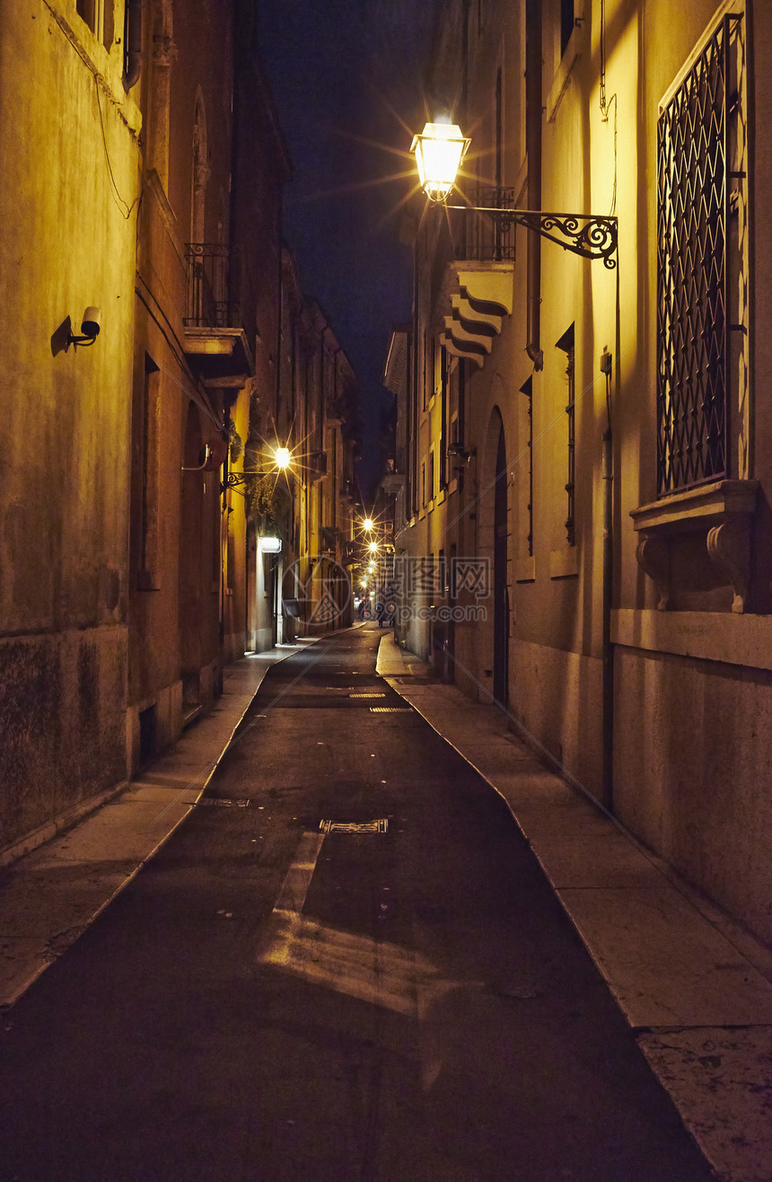 意大利维罗纳黄昏的狭小街道图片
