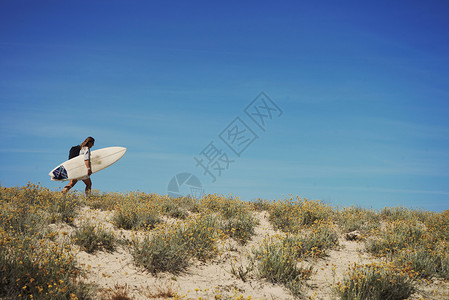 法国拉卡瑙有冲浪板的妇女图片