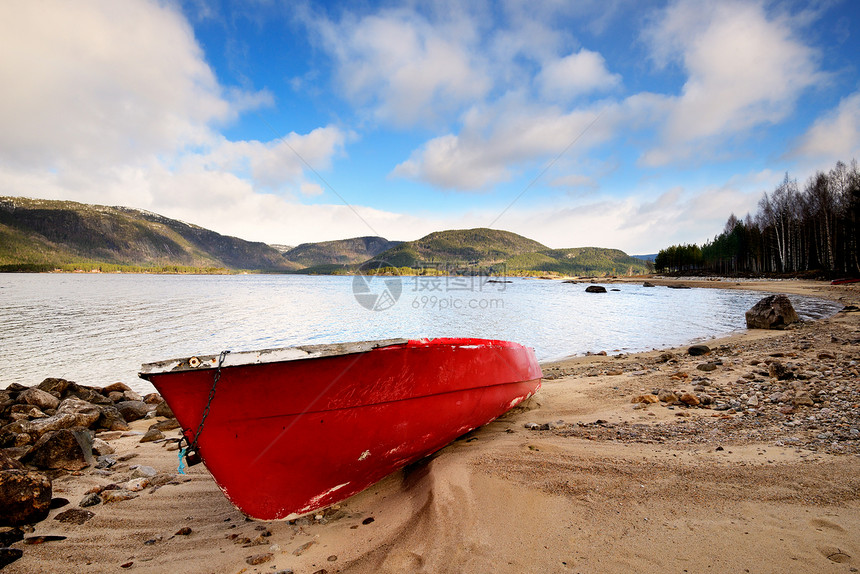 挪威罗加兰县湖边的红船图片
