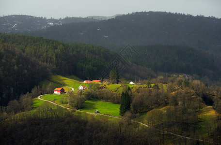 挪威罗加兰县附近的山谷和房屋图片
