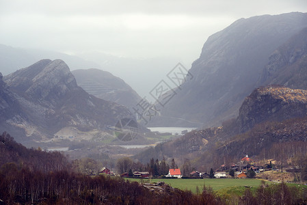挪威罗加兰县附近山区和山谷的景象图片