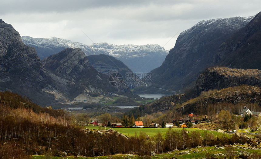 挪威罗加兰县山谷房屋和山丘的景象图片