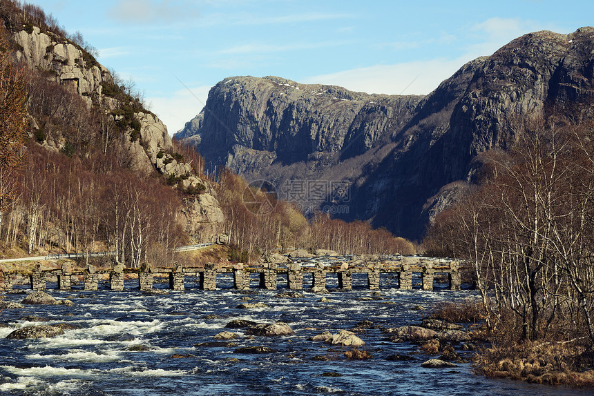 挪威罗加兰县河上老旧的桥图片