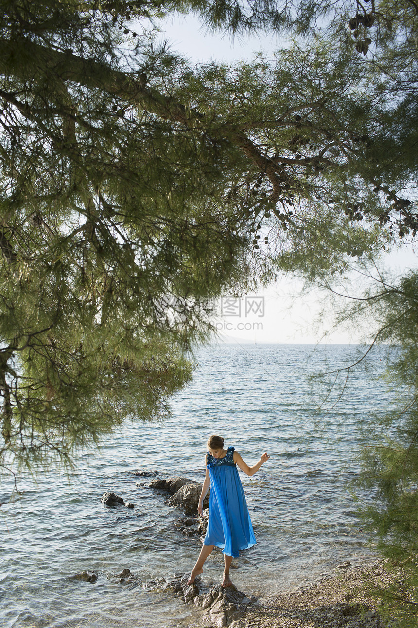 海边穿蓝裙子的女人图片