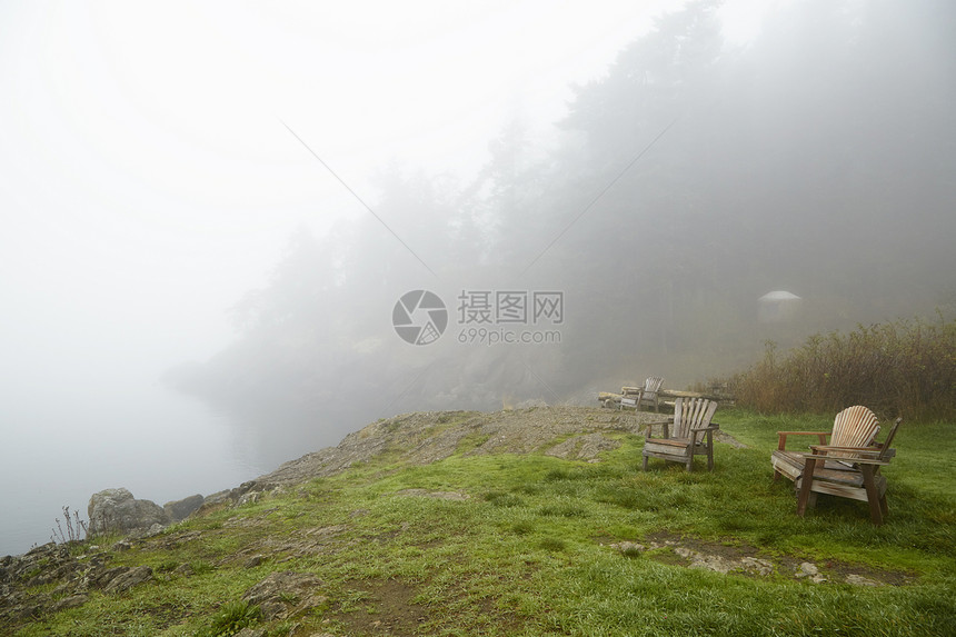 雾湖奥卡斯岛华盛顿州美国上的躺椅图片