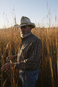 美国密苏里普拉茨堡长草区的农民图片