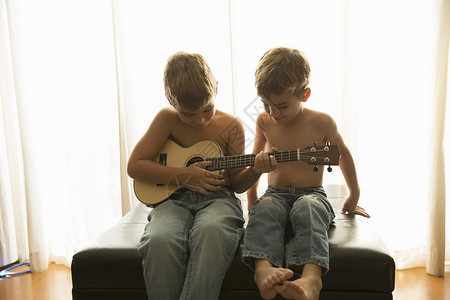 在家里弹吉他的男孩图片