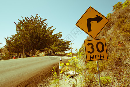 美国加利福尼亚州大南1号高速公路的警告牌背景图片
