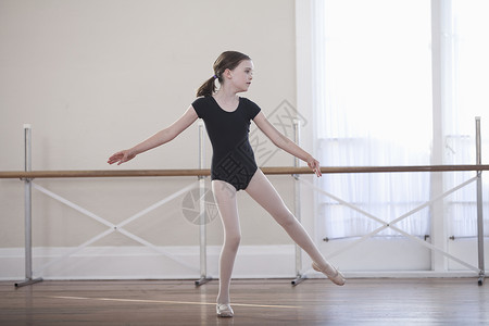 在芭蕾舞学校练习芭蕾舞的年轻芭蕾舞演员图片
