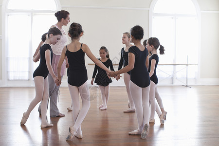 芭蕾教师与一群学校女孩牵手图片